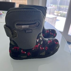 Bogs waterproof little kids winter boots, size 9